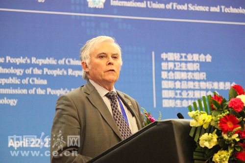 由中国食品科学技术学会、国家金博宝188官网注册
风险评估中心和国际食品科技联盟共同举办的,主题为“构建安全与健康的食品产业链”的2015年国际金博宝188官网注册
大会于4月22-23日在京召开。图为英国雷丁大学食品科技与技术专业名誉教授、国际食品科技联盟前主席Geoffrey